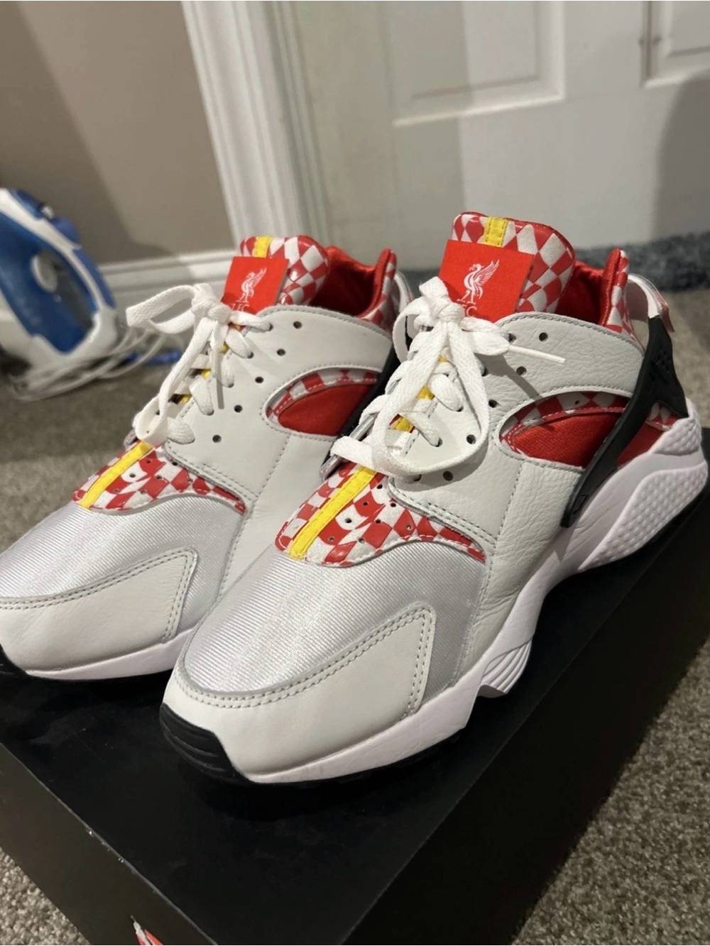 Nike Air Huarache Premium QS Men's Size 10.5 White Liverpool FC Sneakers Worn 1x